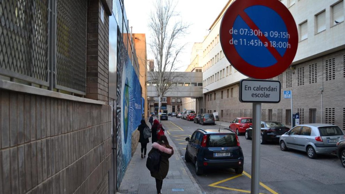 Reservan aparcamientos para los padres de alumnos de la escuela Montsant y del Instituto Baix Camp