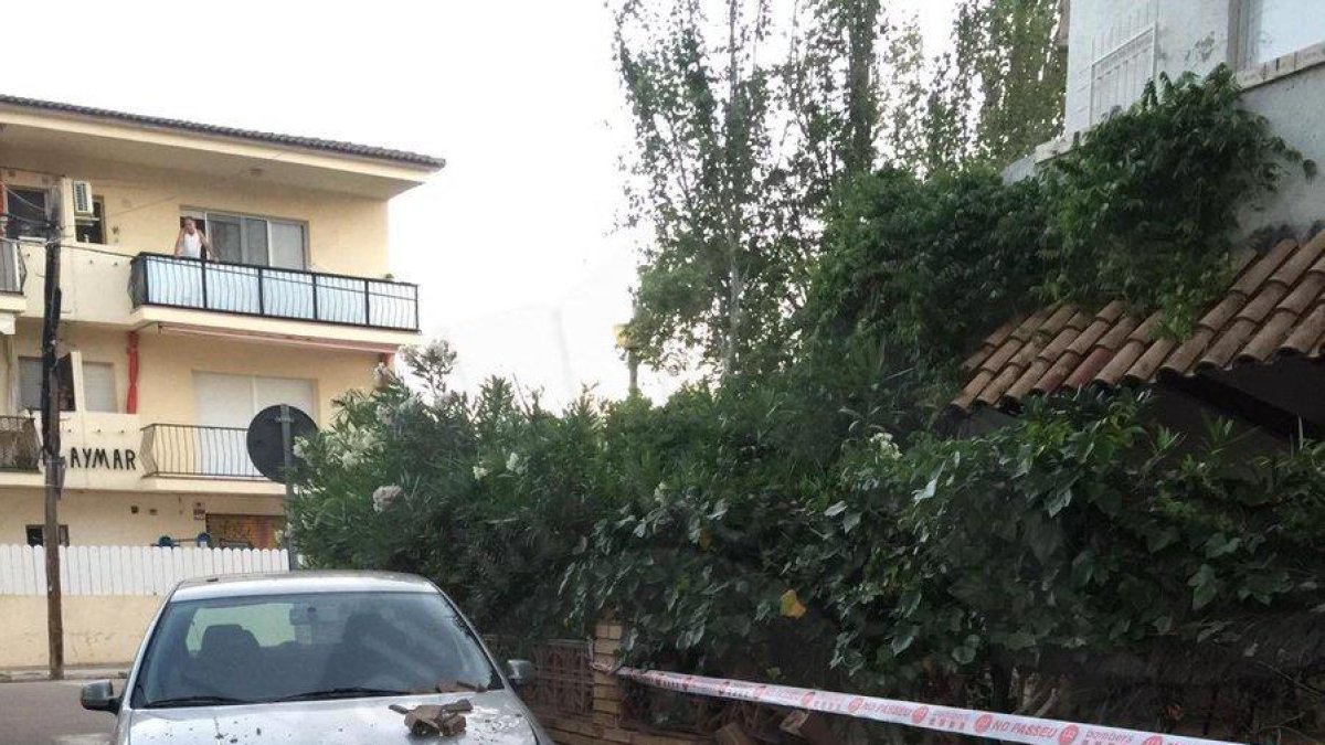 Un cotxe xoca contra el mur d'una casa de Sant Salvador