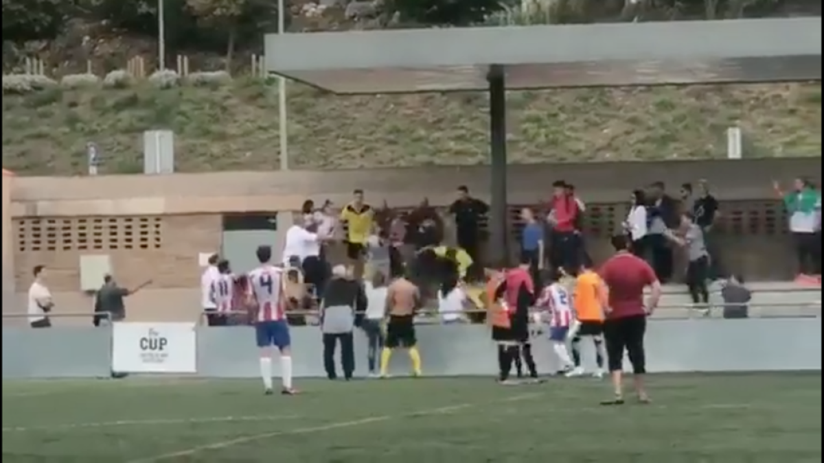 Un partit de Segona Divisió Catalana acaba en una batalla campal
