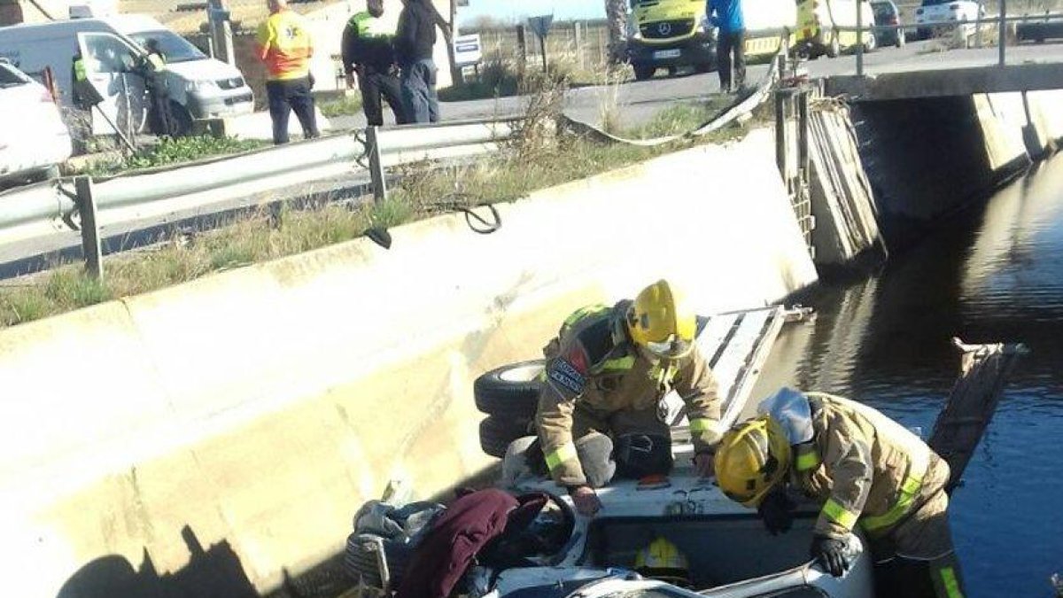Un herido leve después de caer dentro de un canal en Deltebre