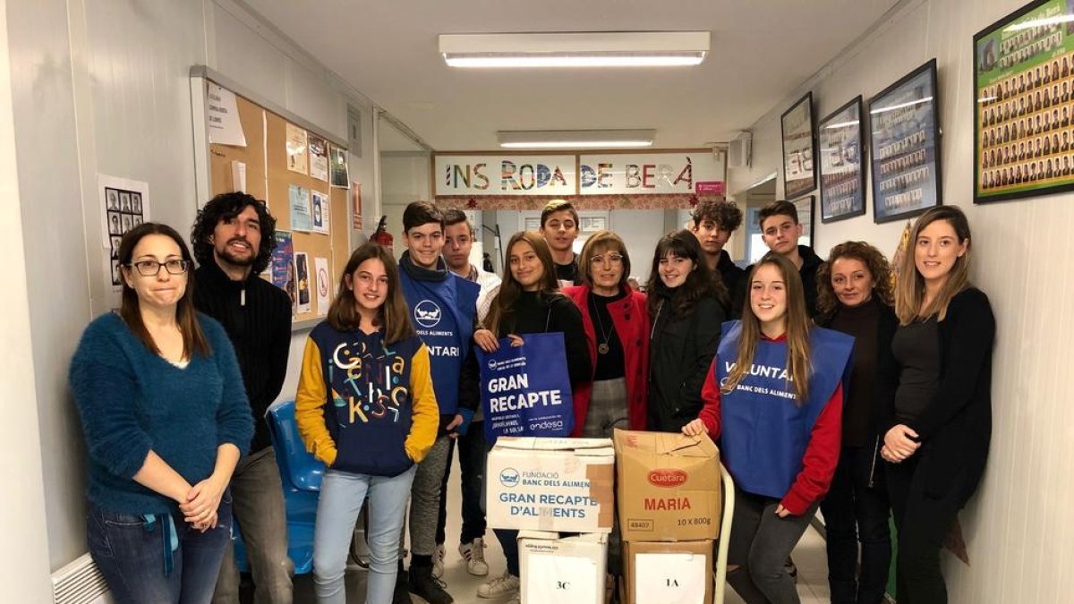 Més de 200 quilos d'aliments recollits a l'Institut de Roda per iniciativa d'un grup d'alumnes