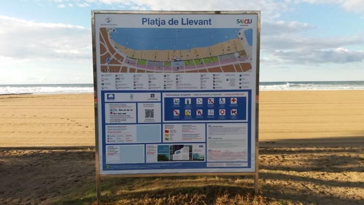 Continuen els treballs de manteniment i millora de les platges de Salou