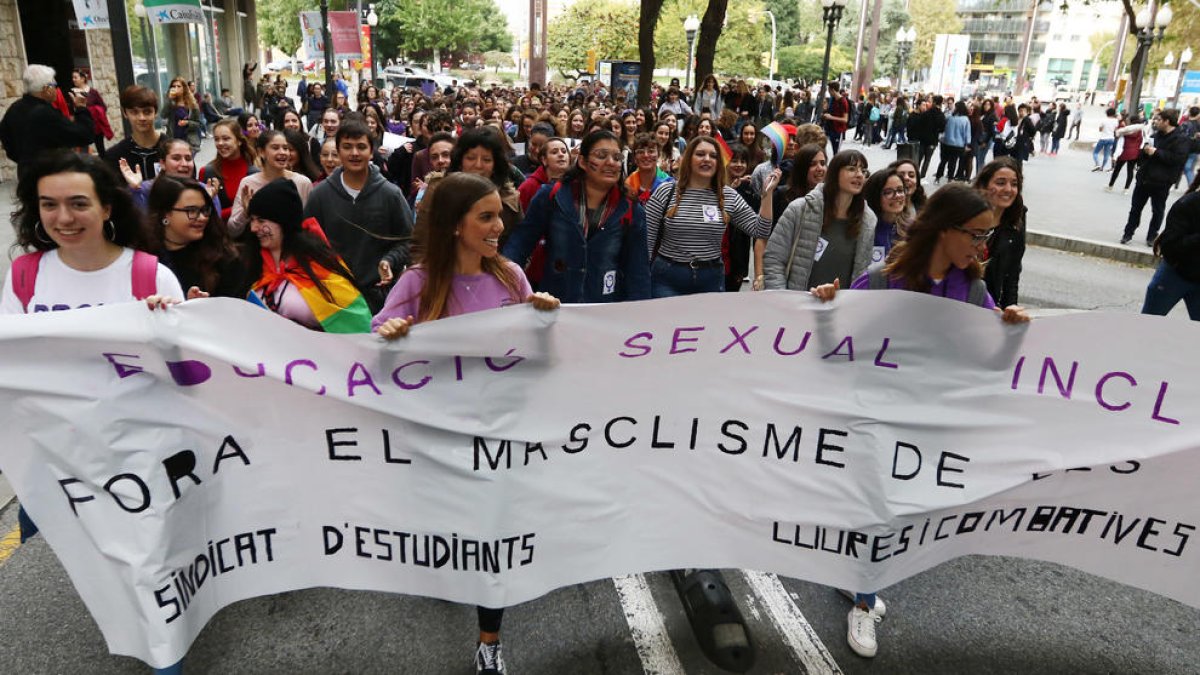 Unos 200 estudiantes se manifiestan contra el machismo en Tarragona