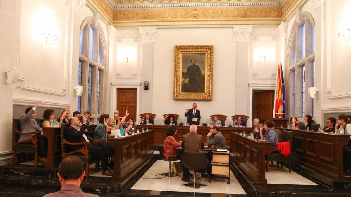 El gobierno vota las mociones sociales en vivienda propuestas por PSC y CUP