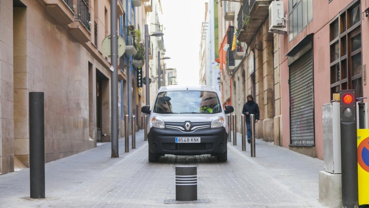 La pilona satisfà els pares de la Pau Delclòs i els usuaris dels pàrquings