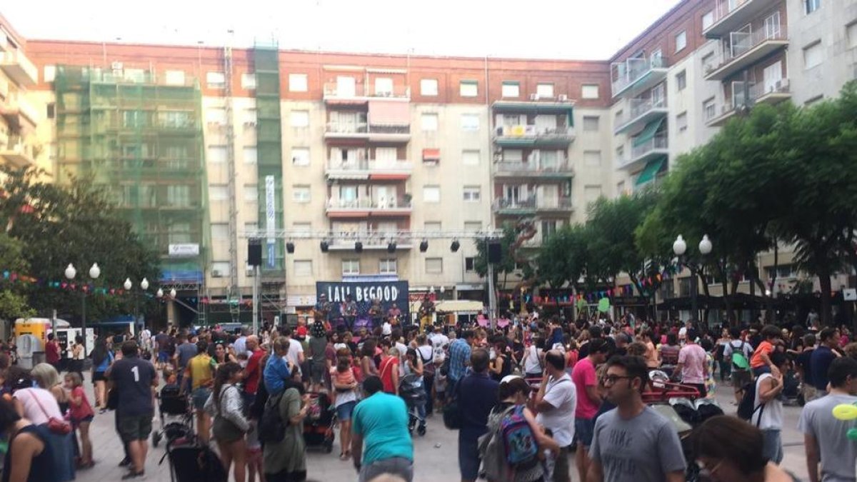La plaza Verdaguer se llena por el décimo aniversario de las Tecletes