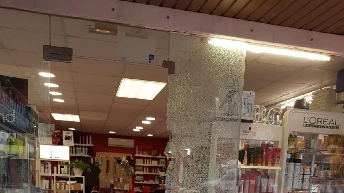 Salou pateix tres robatoris amb força a negocis en una mateix nit