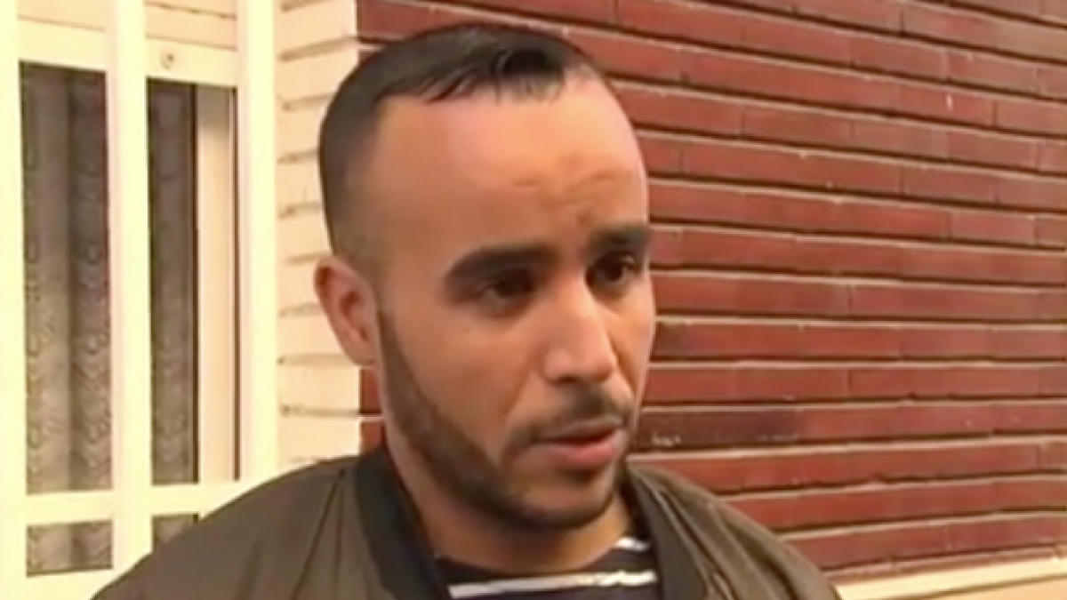 Un chico se sube a un edificio para ayudar a una mujer que estaba siendo maltratada