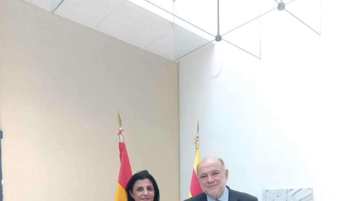 El subdelegado del Gobierno en Tarragona, Joan Sabaté, y la Cònsul General del Marruecos en Tarragona, Saloua Bichri.