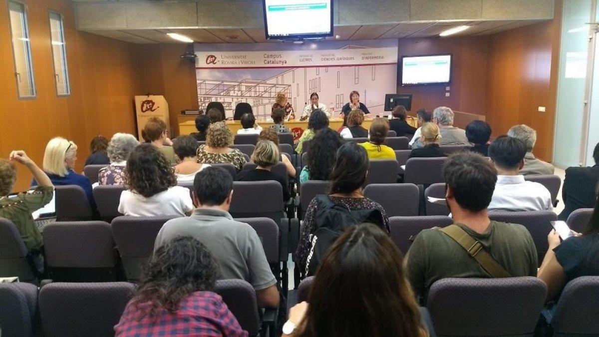 Expertos en atención a personas dependientes reivindican en la URV la implicación de los hombres