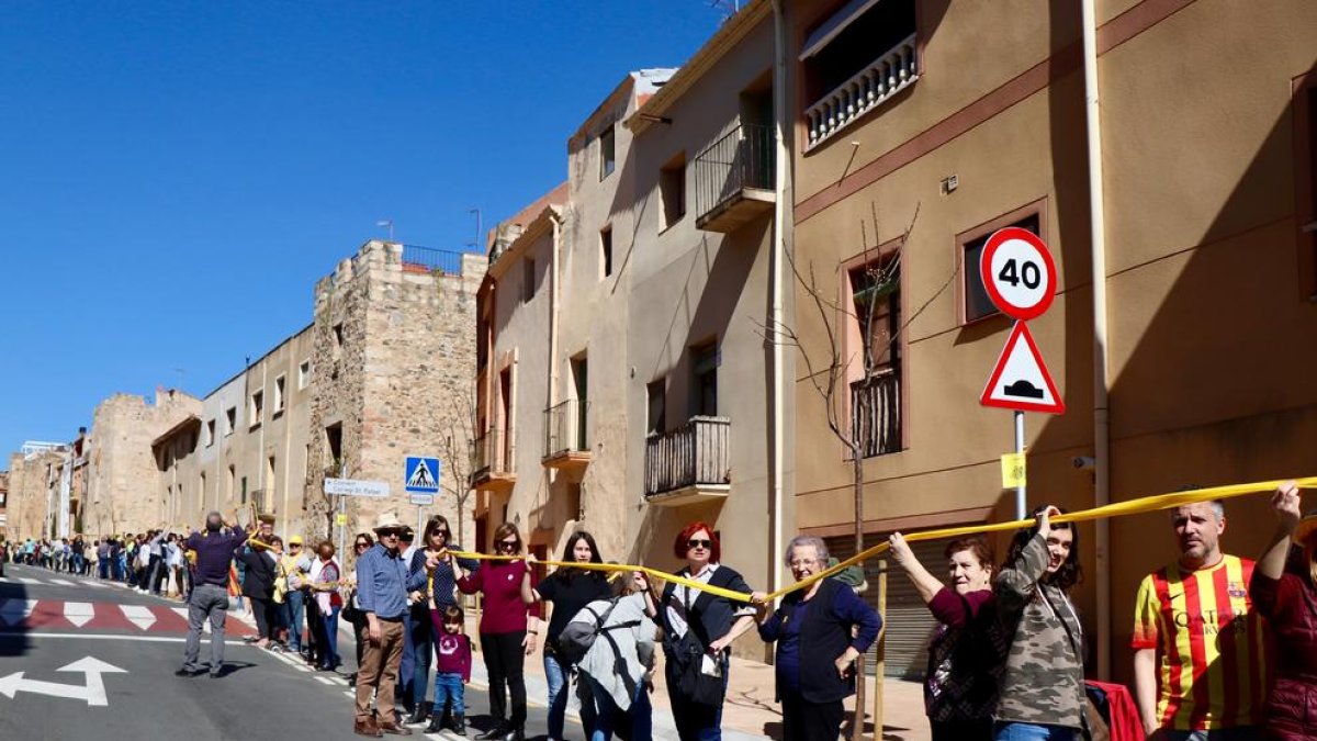 «El llaç més gran» uneix amb color groc el casc antic de la Selva