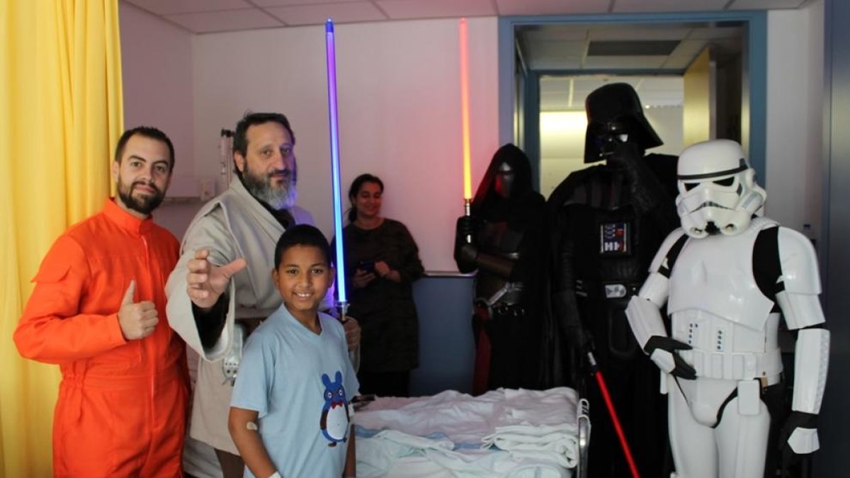 Personajes de la zaga Star Wars visitan la planta de pediatría del Hospital Joan XXIII