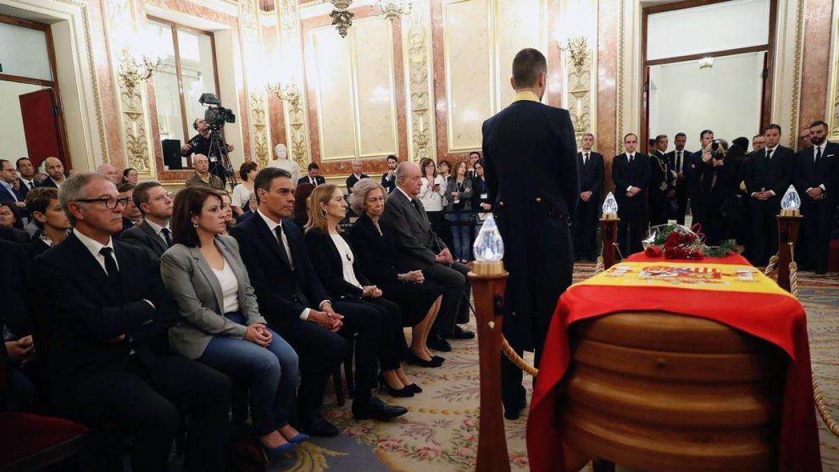 Centenares de ciudadanos pasan por la capilla ardiente de Alfredo Pérez Rubalcaba en el Congreso