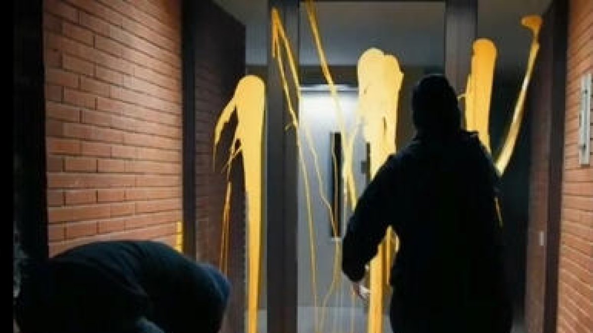 Imatge dels membres d'Arran pintant el portal del magistrat a Sant Cugat.