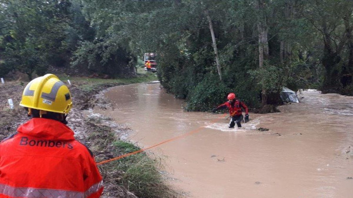 Troben un cotxe enfonsat a l'Ebre sense cap ocupant a Benifallet