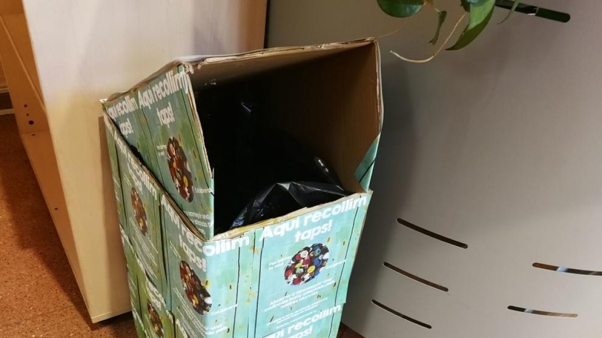 Els centres cívics de Coma-ruga recullen taps de plàstic per una causa solidària