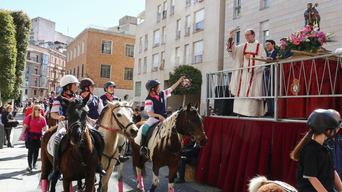 La coca beneïda i el cavall més gran de Catalunya amenitzen els Tres Tombs de Reus