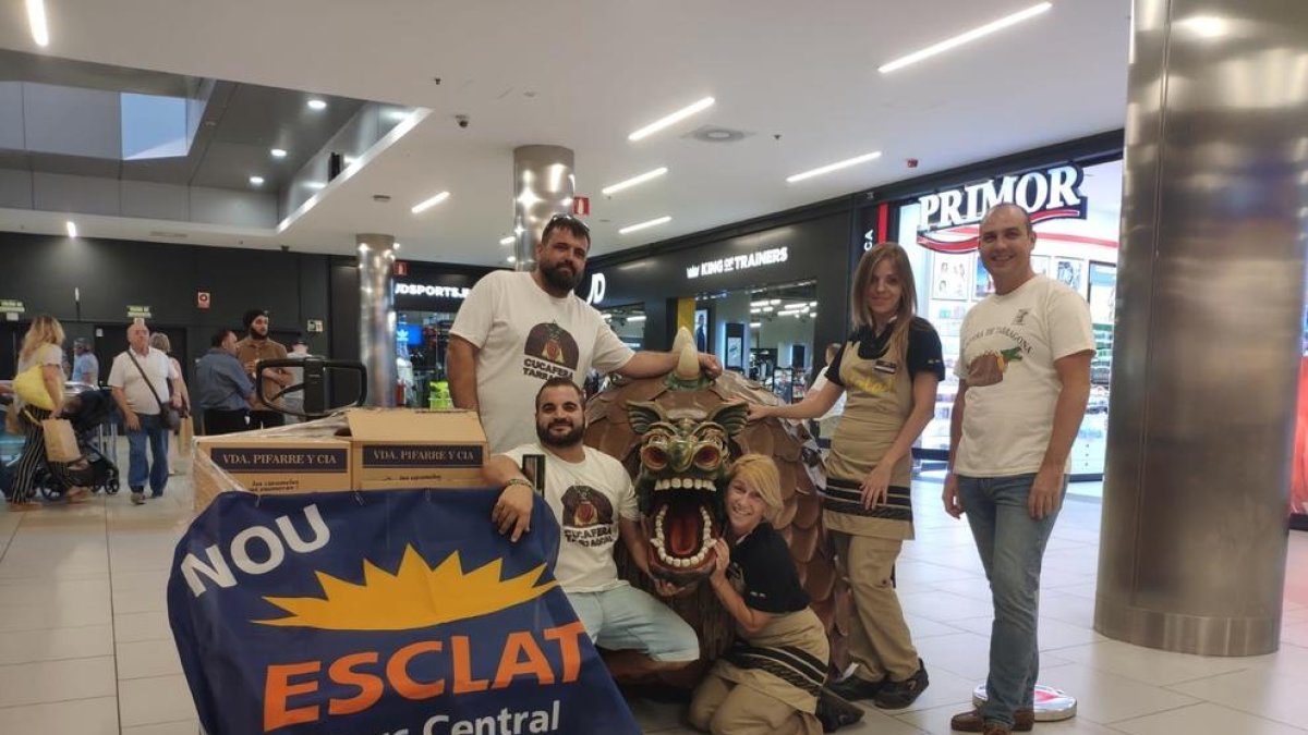 L'establiment Esclat entrega a la Cucafera de Tarragona 120 quilos de caramels