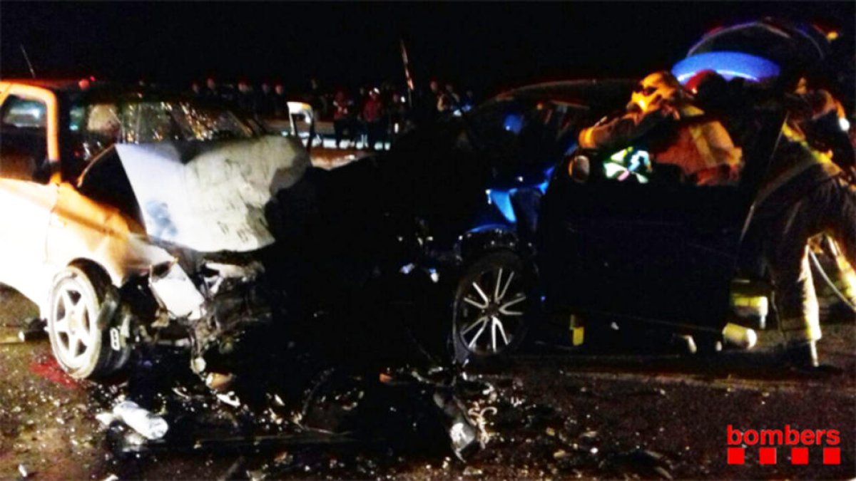 Almenys tres ferits greus en un xoc frontal entre dos cotxes i una furgoneta a la TV-3454 a Deltebre