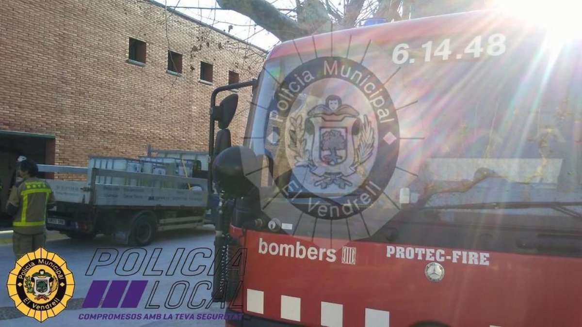 Desallotgen la piscina del Vendrell per un núvol tòxic per una reacció química