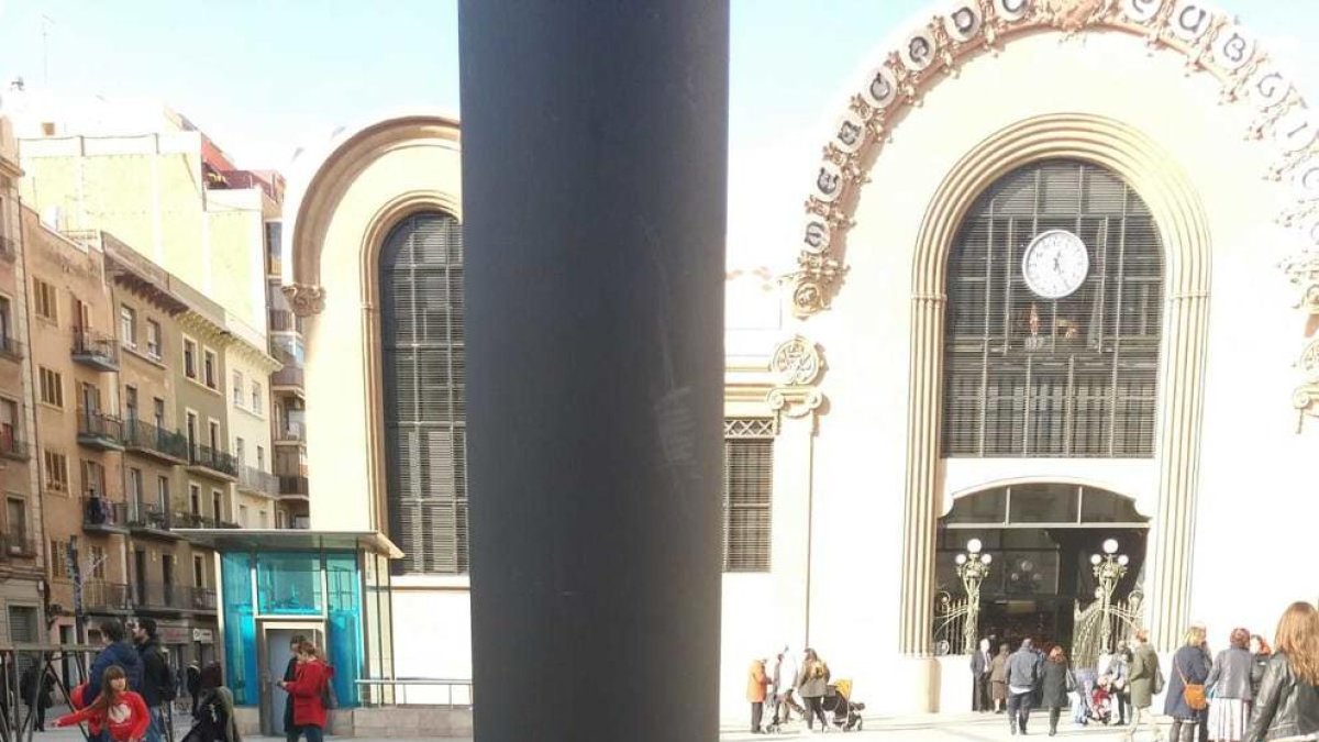 L'Associació de Veïns Tarragona Centre instal·la papereres a la plaça Corsini