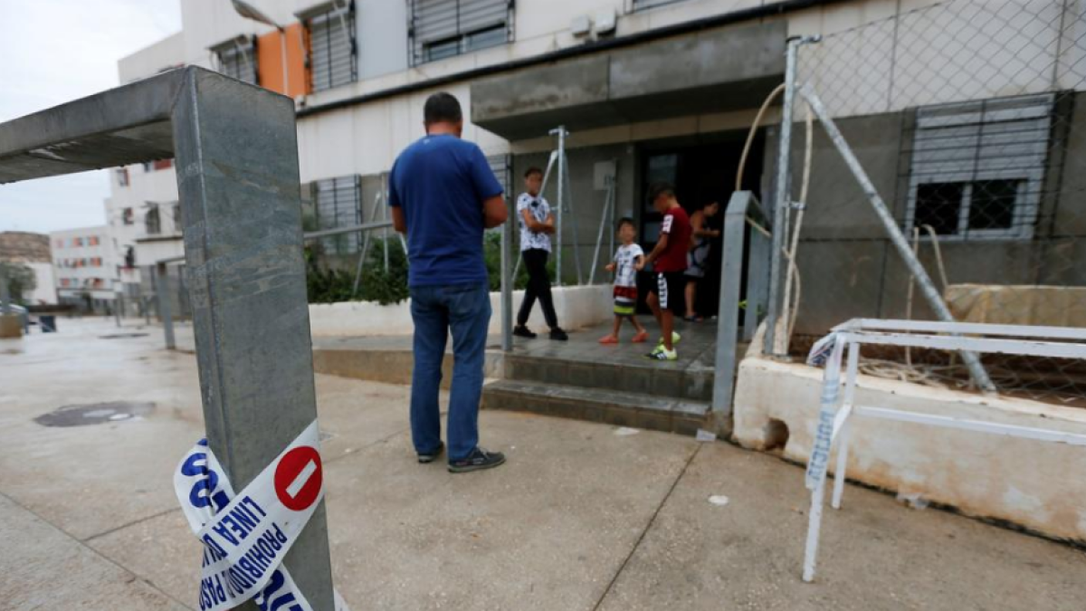 Detingut un home acusat de matar els seus pares i el seu germà