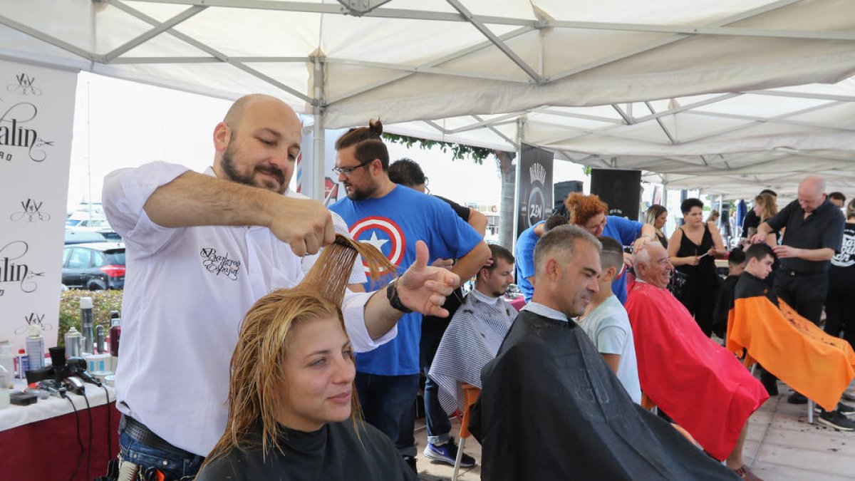 Barberos, peluqueras y cambrilenses se unen contra el cáncer infantil