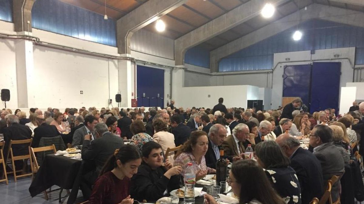 La Cena Benéfica a favor del Teléfono de la Amistad llena el Muelle de Costa