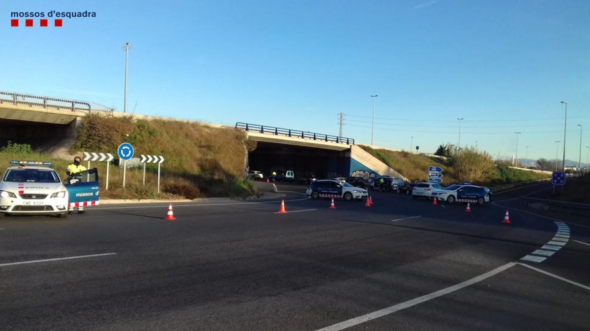 Es neguen a fer la prova d'alcoholèmia, donen positiu i un dels dos detinguts no tenia carnet