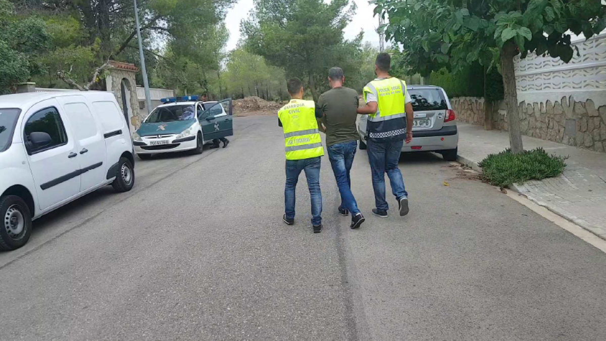 Desarticulado un grupo criminal que vendía droga en viviendas ocupadas ilegalmente a Miami Platja