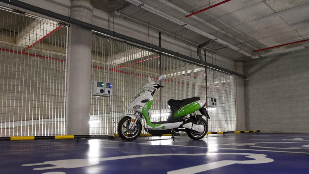 La cifra de estaciones para recargar el coche eléctrico iguala la de gasolineras