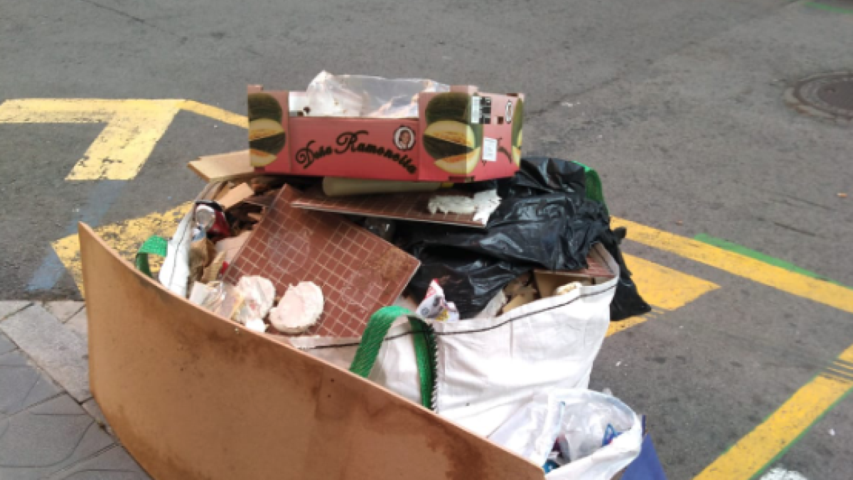 Una pila de basura lleva dos meses en una acera de la calle Eivissa