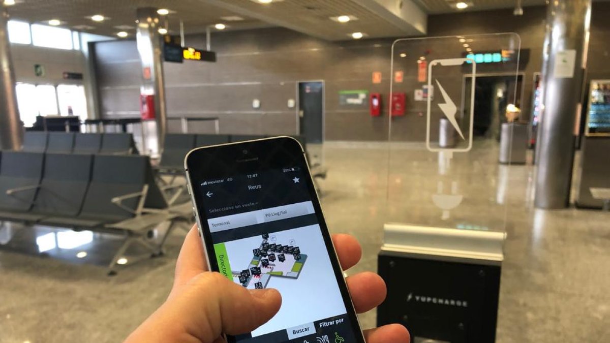 Instal·len 10 punts de recàrrega per a mòbils a l'Aeroport de Reus