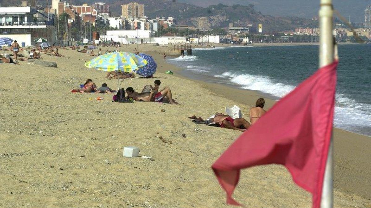 Bandera vermella a la platja del Miracle