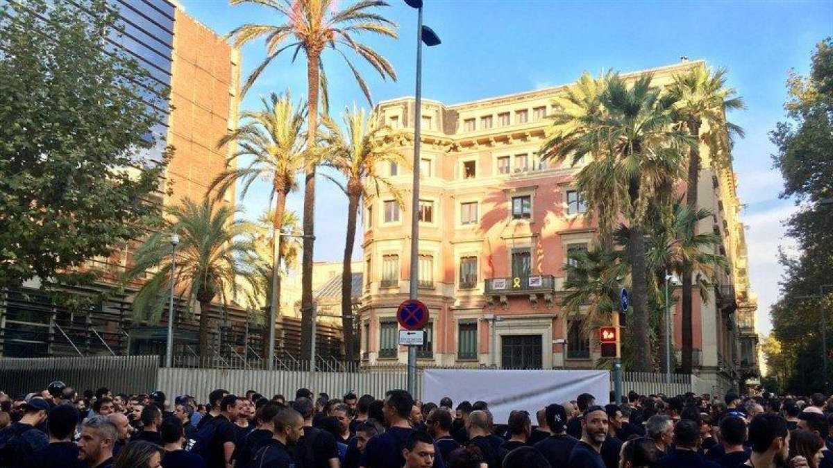 Un millar de mossos protestan delante de la conselleria de Interior para exigir mejoras laborales