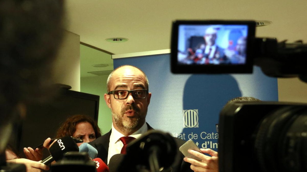 Interior prevé pagar a los Mossos las horas extras pendientes antes de finales de año