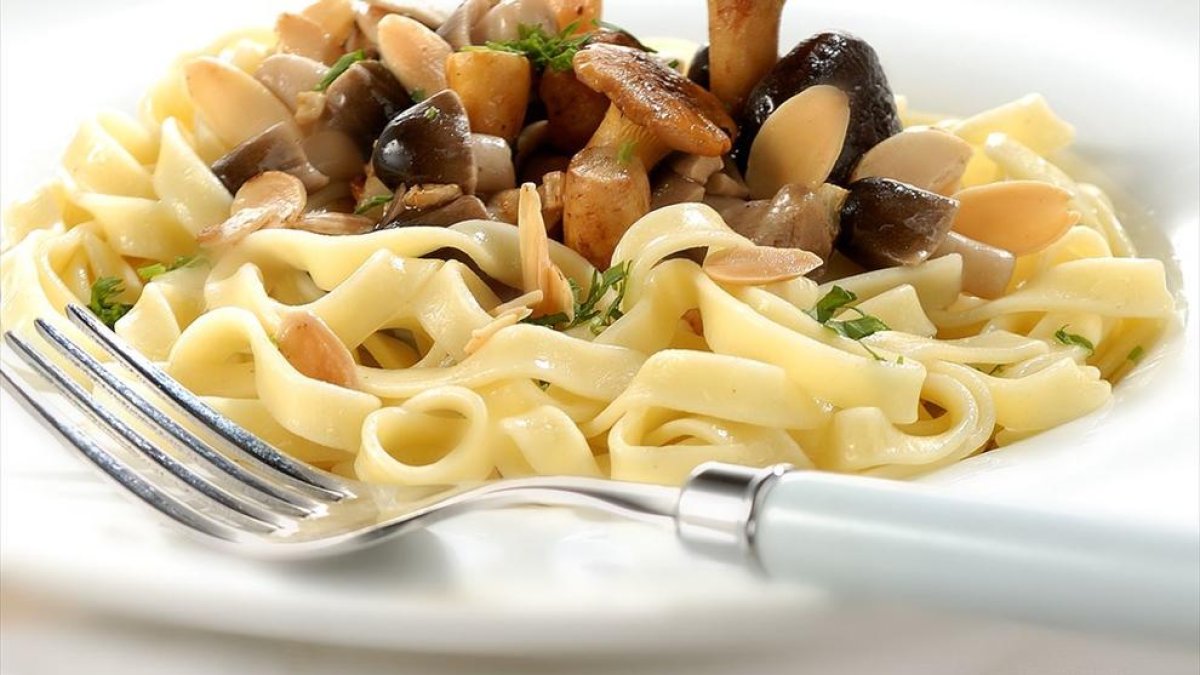 Tallarines con espárragos y setas