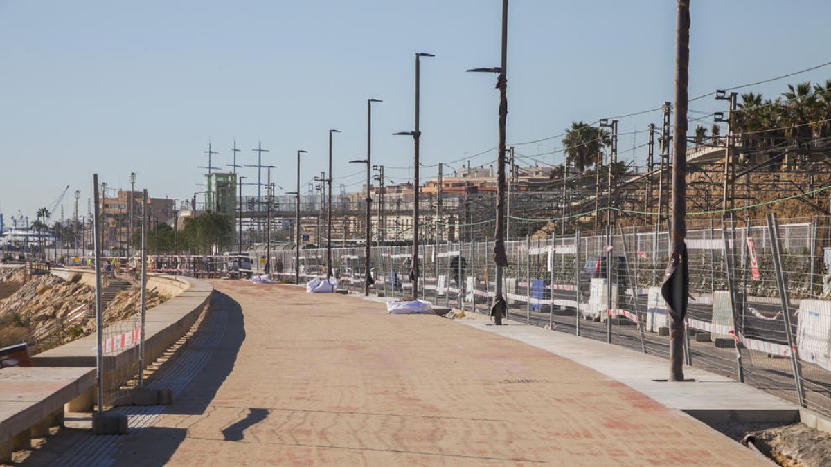 El nuevo paseo marítimo estará terminado a finales de este enero