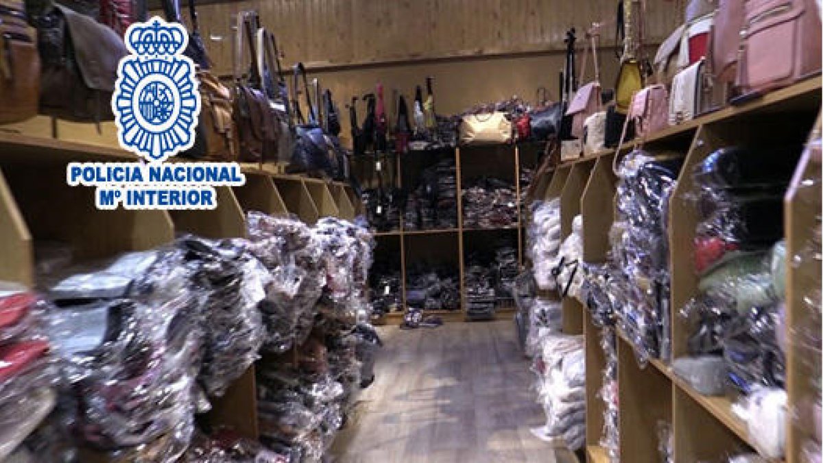 Desmantellen un clan familiar dedicat a la falsificació de roba i complements i intervenen més de 7.000 articles