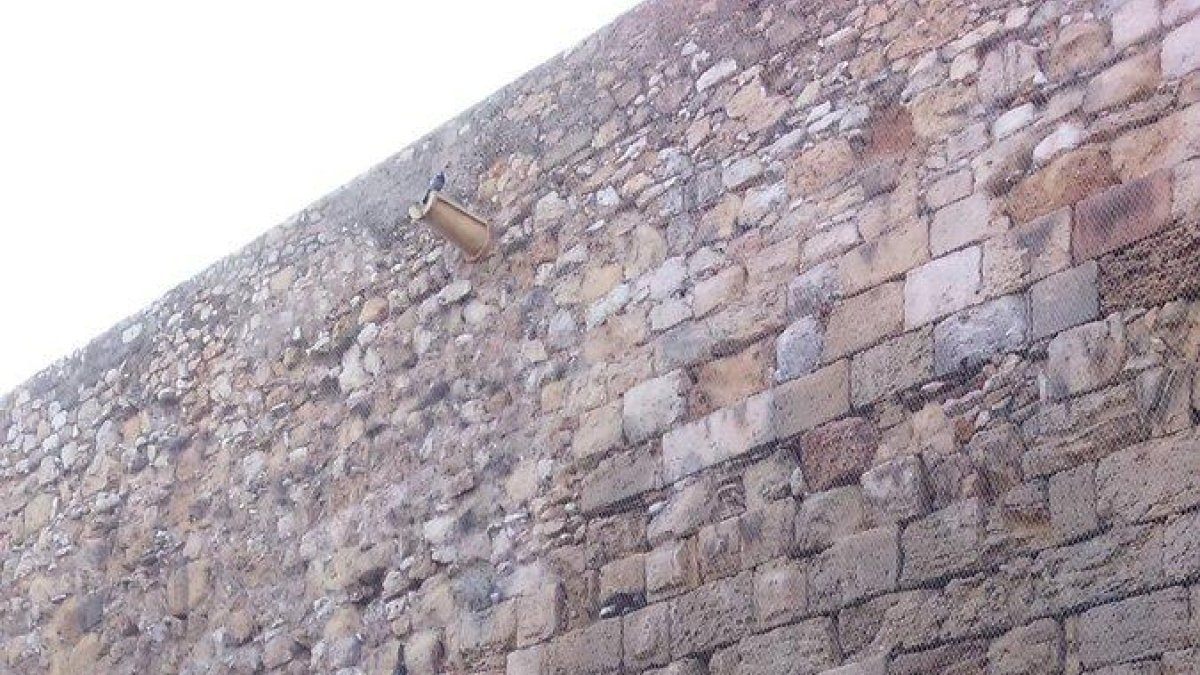 Denuncian la colocación de papeleres delante de la Muralla de Tarragona