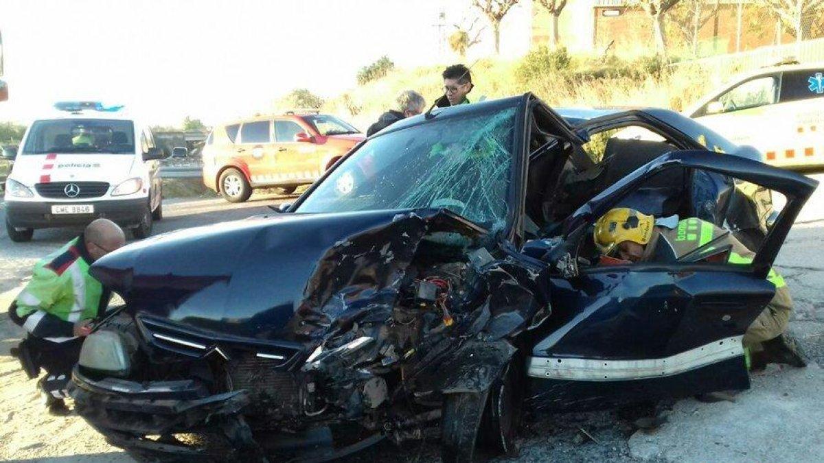 Rescaten una dona atrapada en un cotxe després de xocar amb un camió a la Selva del Camp