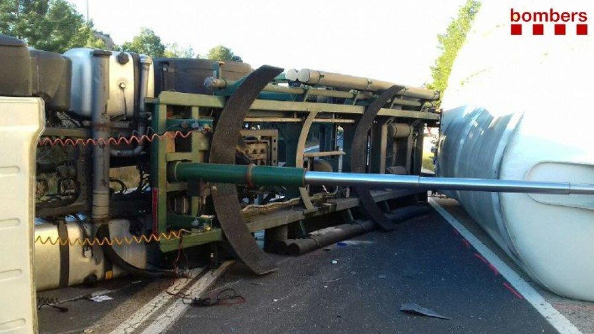 Ferit el conductor d'un camió que ha bolcat a la C-12 a Aldover