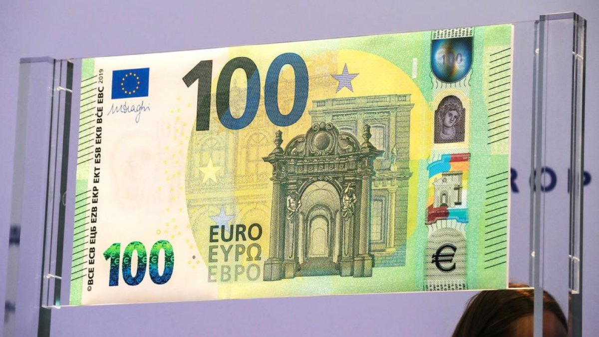Los nuevos billetes de 100 y 200 euros entrarán en circulación a finales de mayo