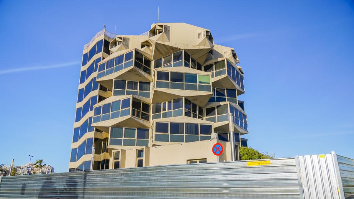 La reforma integral del antiguo edificio del Puerto ya afecta a los espacios exteriores