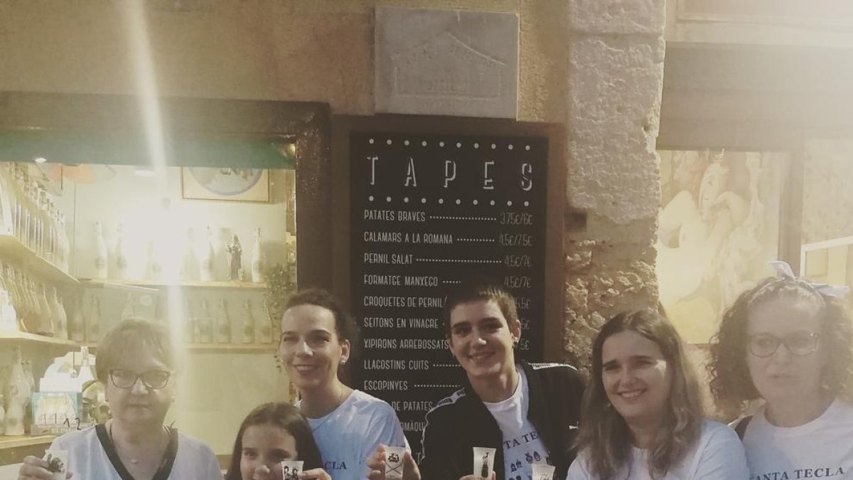 Presentan la última edición de los vasos de chupito del Séquito Popular de Tarragona