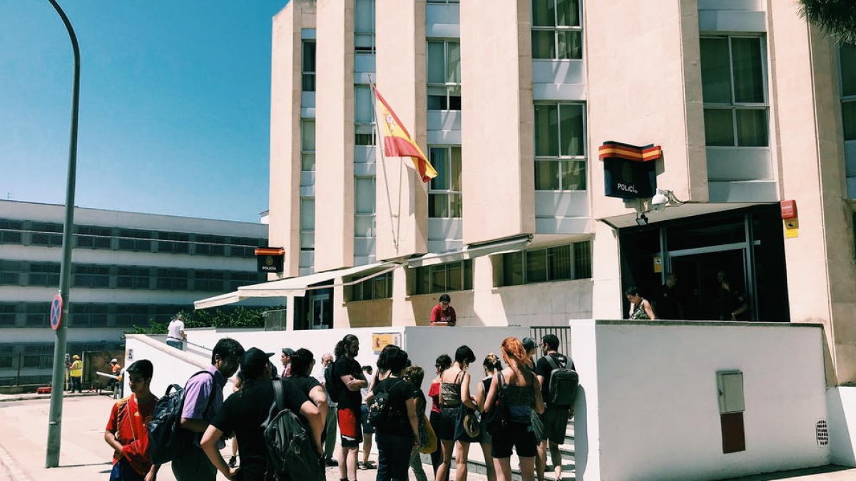 Detinguts cinc joves per un delicte d'odi per repartir fulletons contra Vox