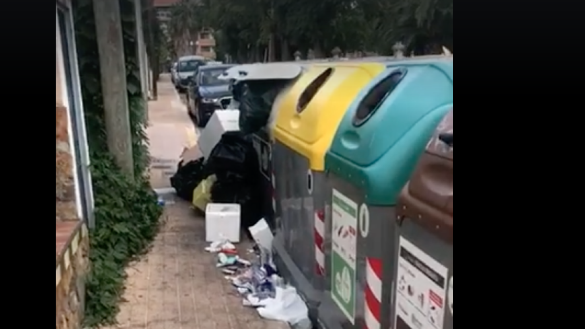 Un vídeo denuncia la suciedad de la calle que accede a la playa de la Arrabassada