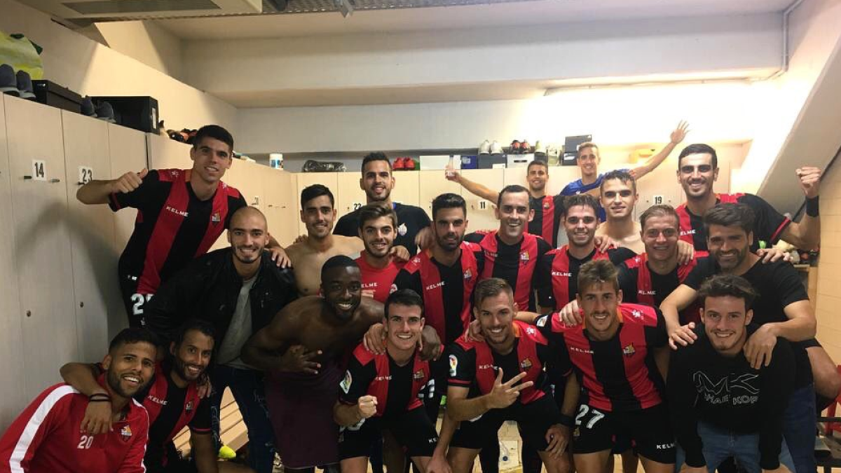 Els jugadors del CF Reus fan pinya i celebren junts la victòria a l'Estadi