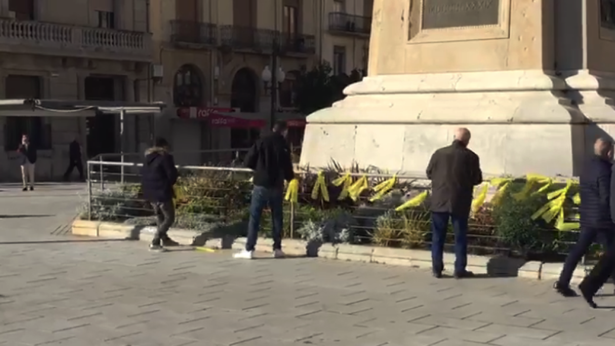 Arrenquen llaços grocs del Monument a Roger de Llúria