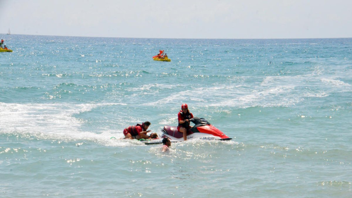 Simulacro de salvamento de la Cruz Roja en la playa Llarga de Roda
